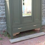 Art Deco wardrobe with three doors – Kaki Barda (Liberon)