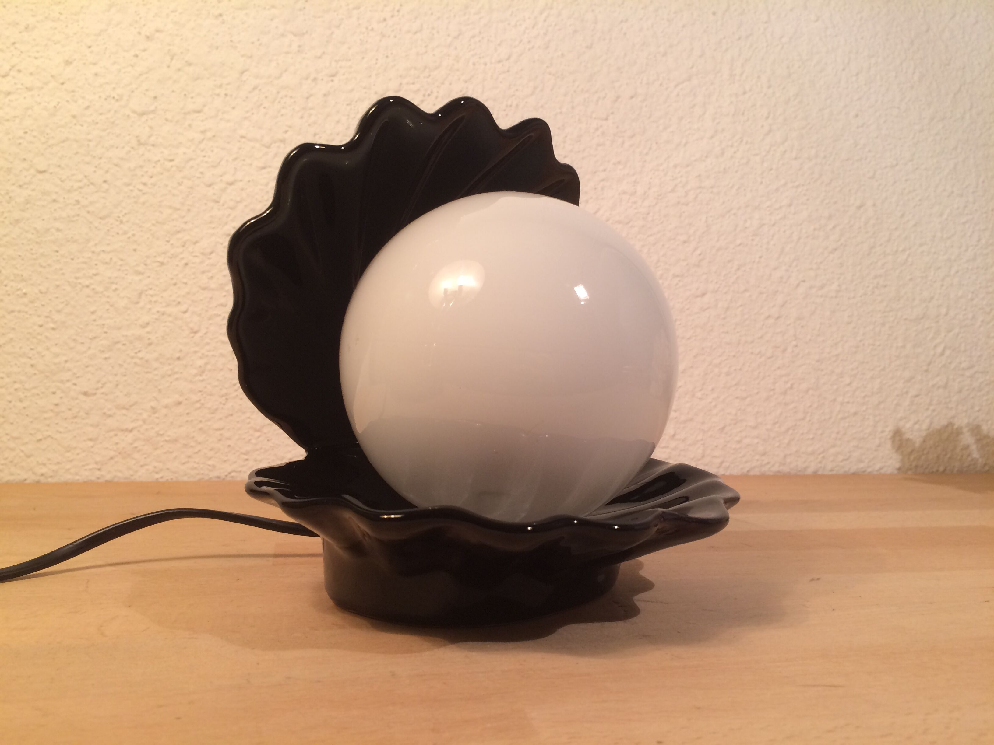 Black ceramic shell lamp and opaline pearl