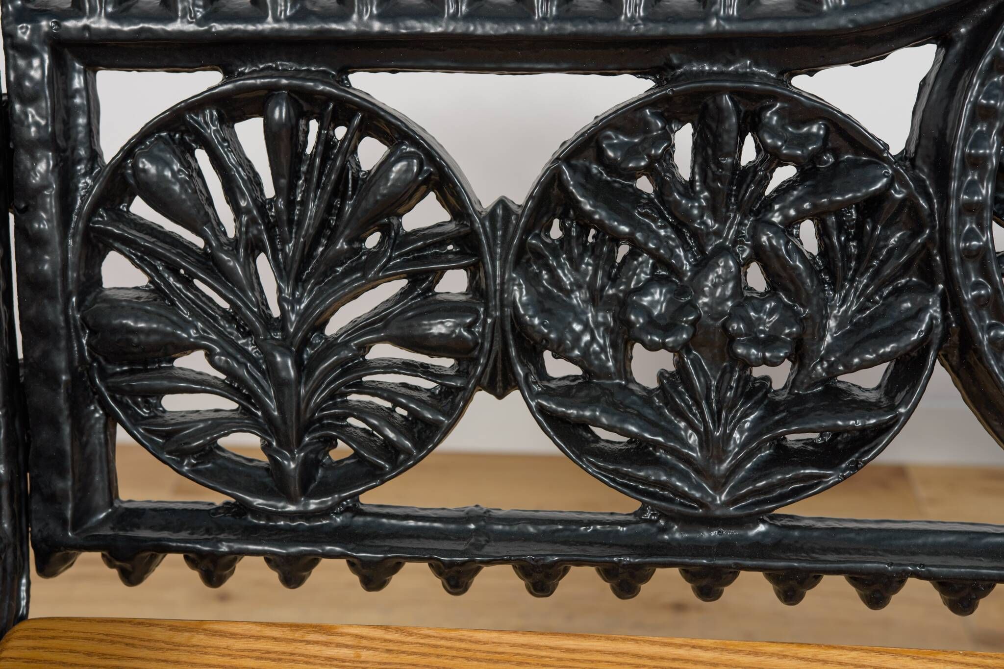 Victorian Cast Iron Garden Set – Bench and Two Armchairs, United Kingdom, Late 19th / Early 20th Century