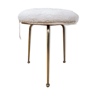 White moumoute stool