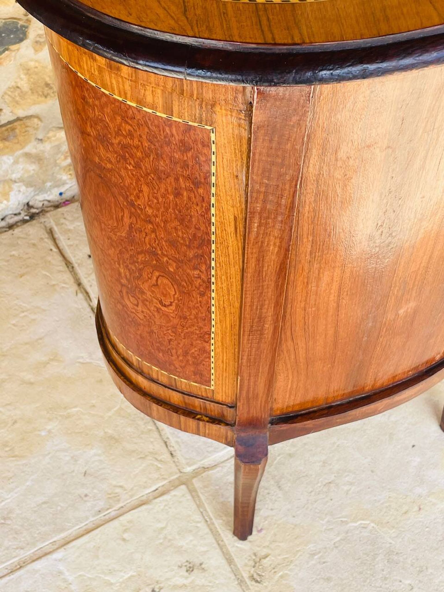 Commode style Louis XV en loupe d'orme et noyer