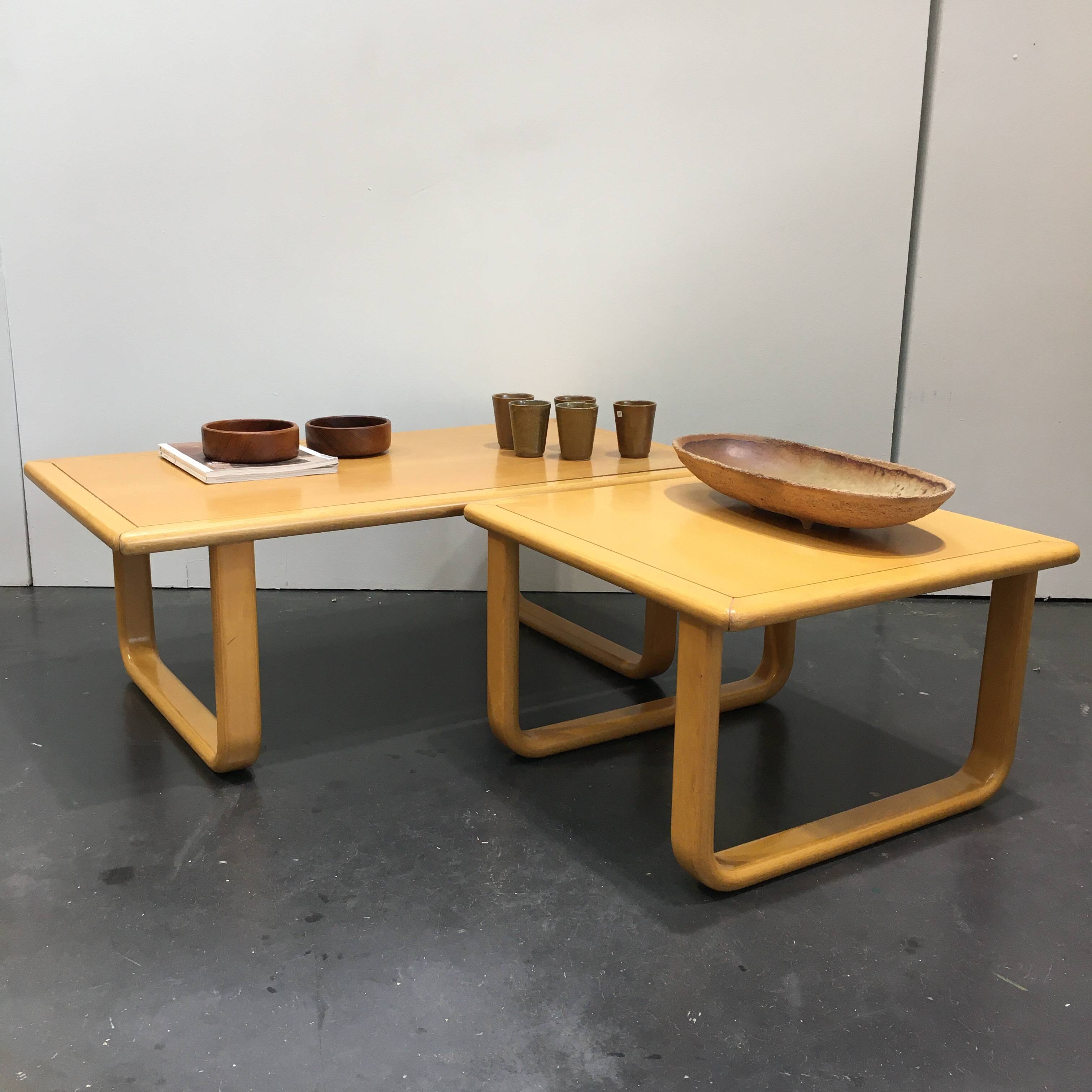 Série de deux tables basses scandinaves en hêtre vernis