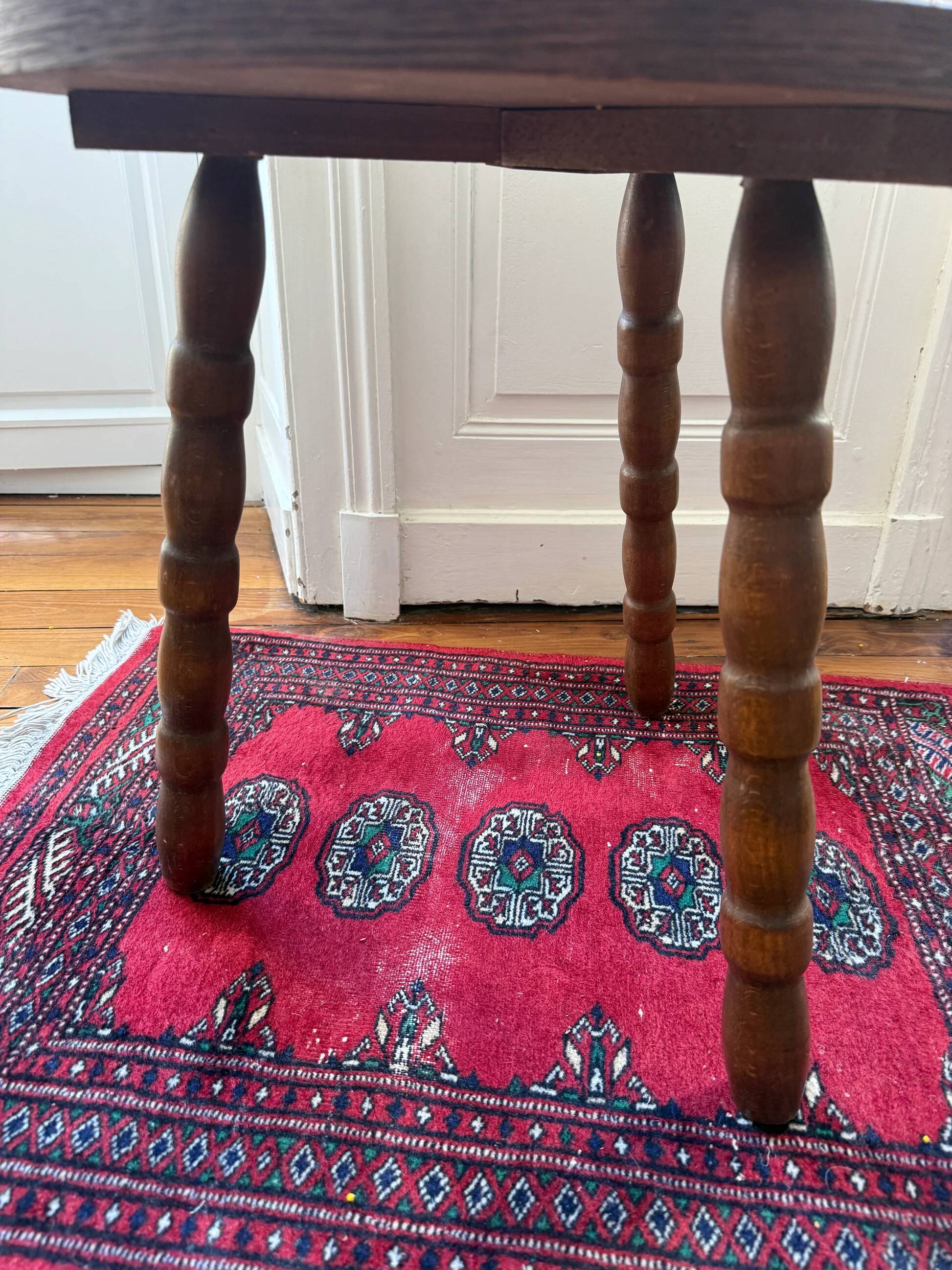 Tripod side table in wood - brutalist style