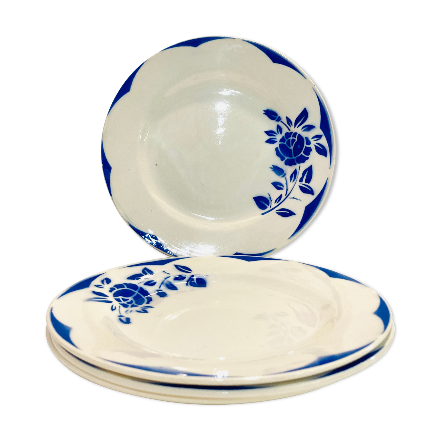 4 white porcelain plates with blue flowers
