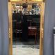 Grand miroir ancien luxueux dans un cadre doré de style Louis XVI.
