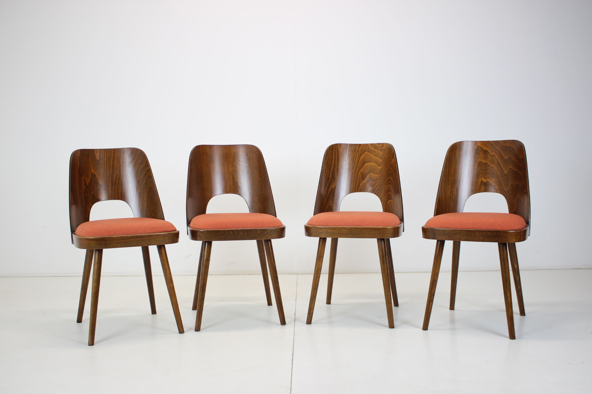 Ensemble de quatre chaises de salle à manger conçu par Oswald Haerdtl, années 1960
