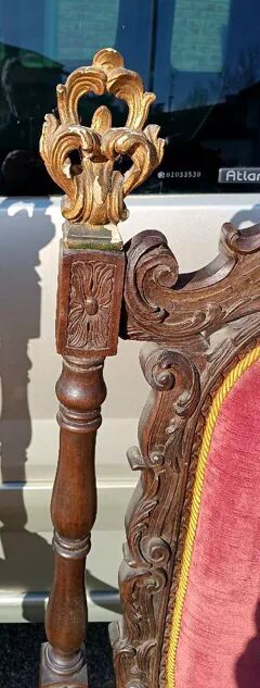 Paire de fauteuils anciens, sculptés en noyer.