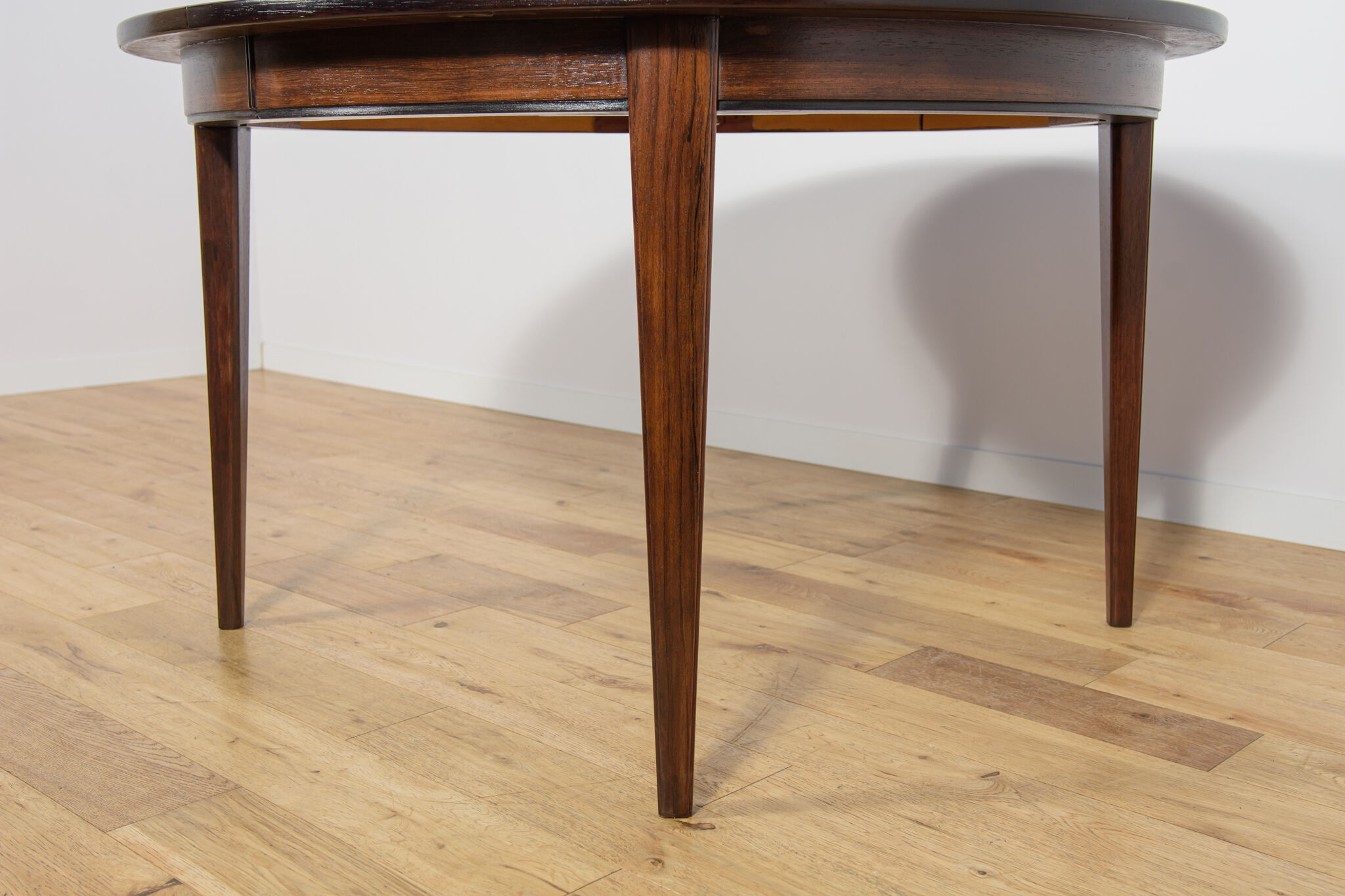Table à manger ronde en palissandre de style mid-century moderne modèle 55 par Gunni Omann pour Omann Jun, Danemark, années 1960.