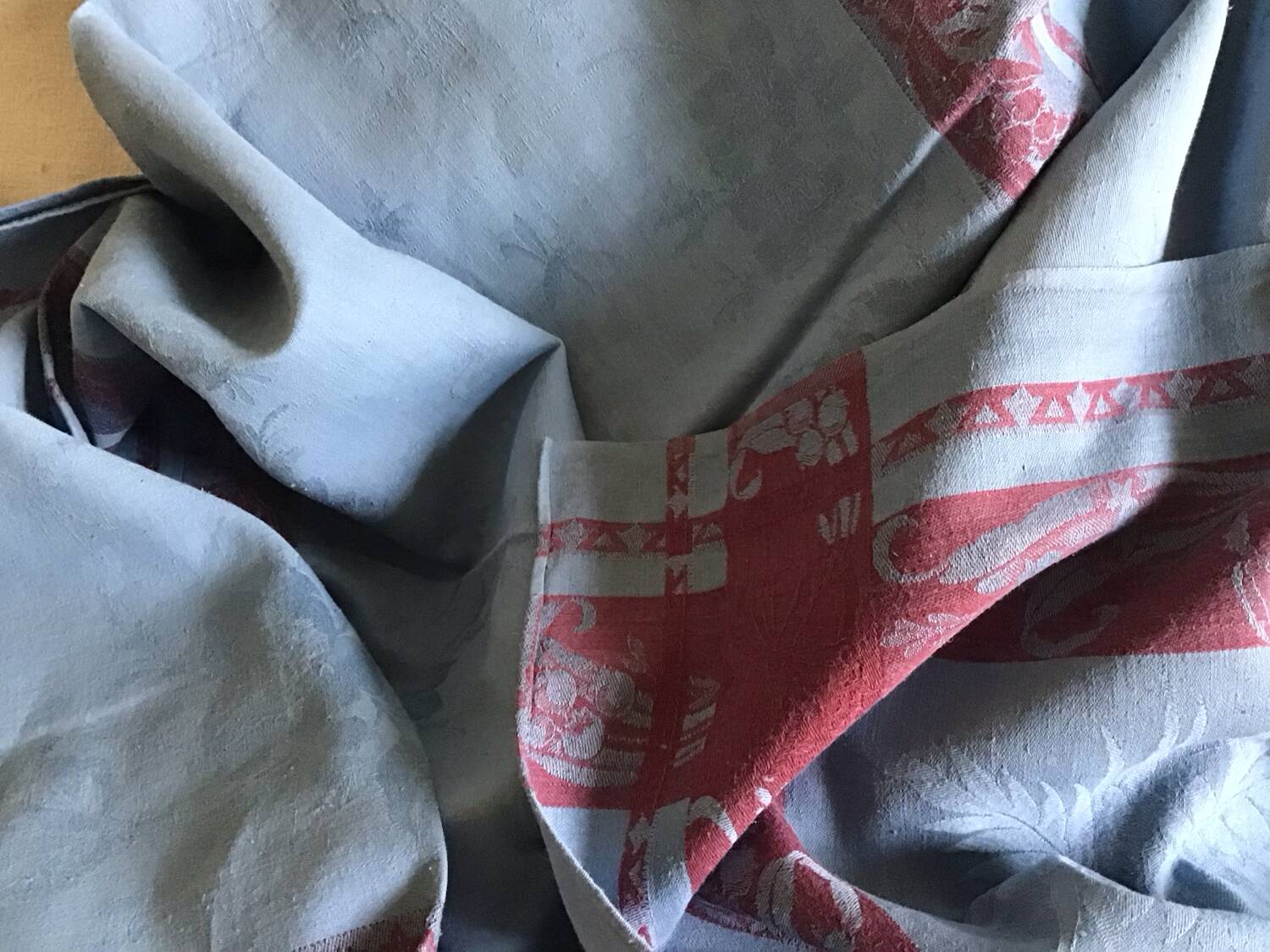 Nappe muguet papillons  bleue et rouge 160x240