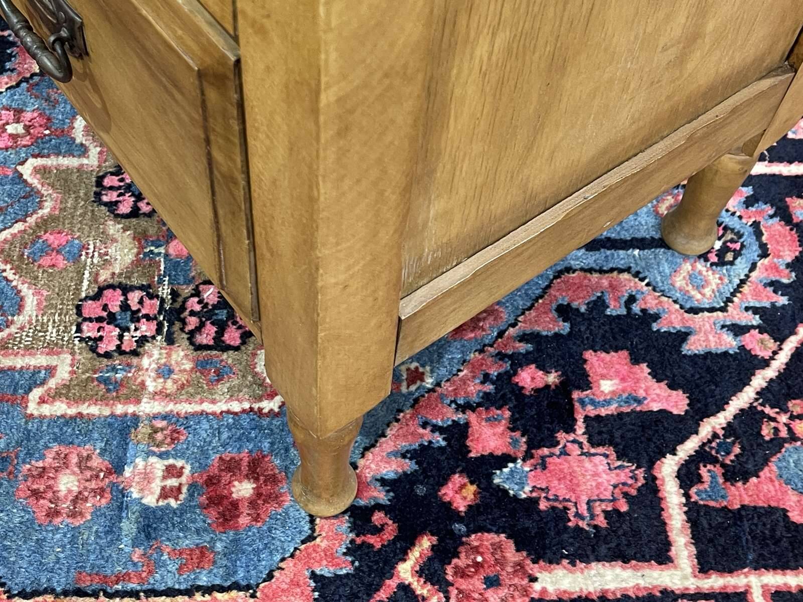 Commode anglaise en noyer du début XXème