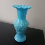 Petit vase en opaline bleue