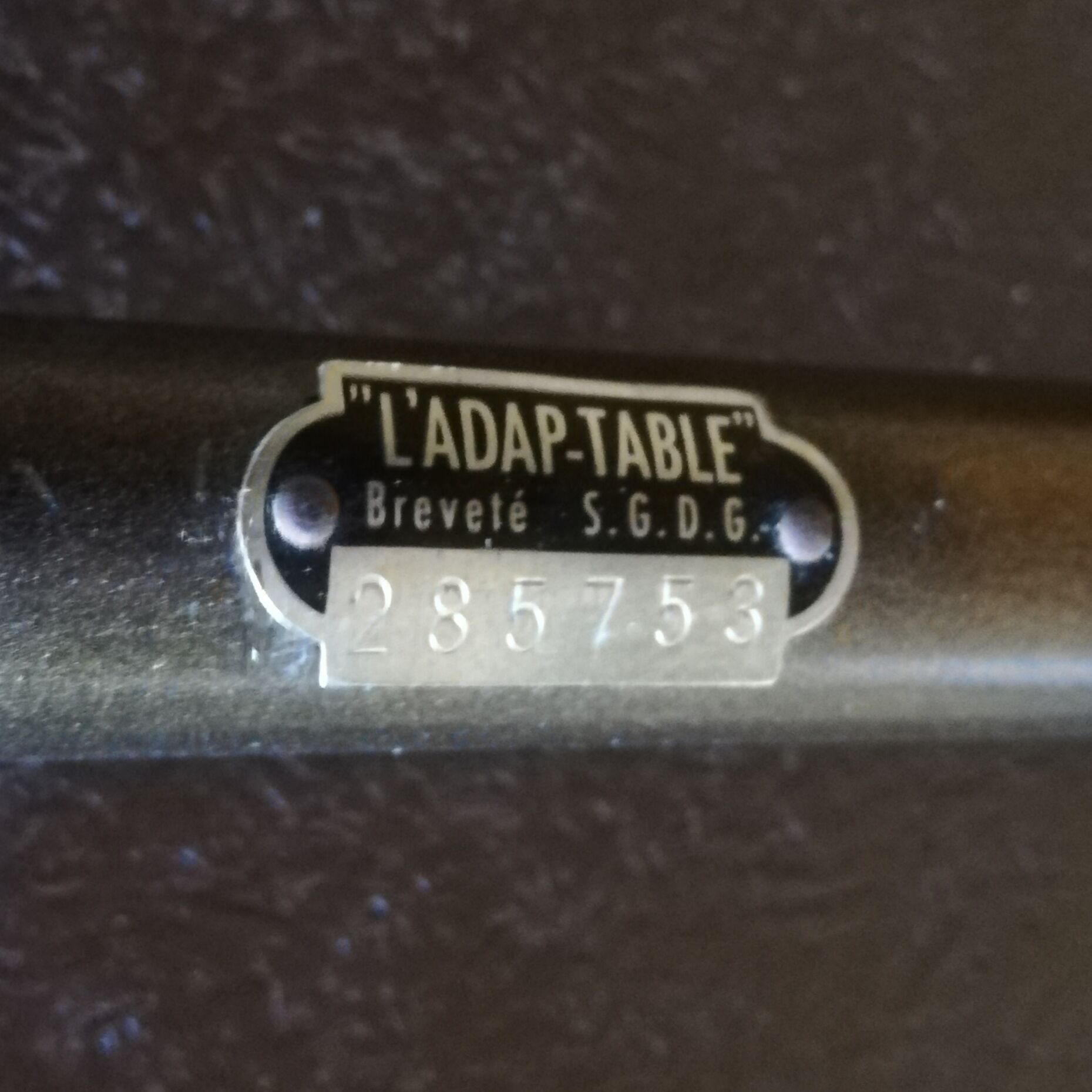 Height-adjustable and reclining art deco service "L'adap-table"