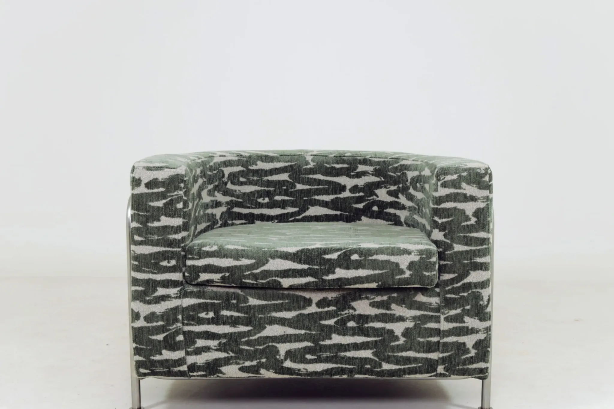 Brutalise lobby longue chair verdigris green 