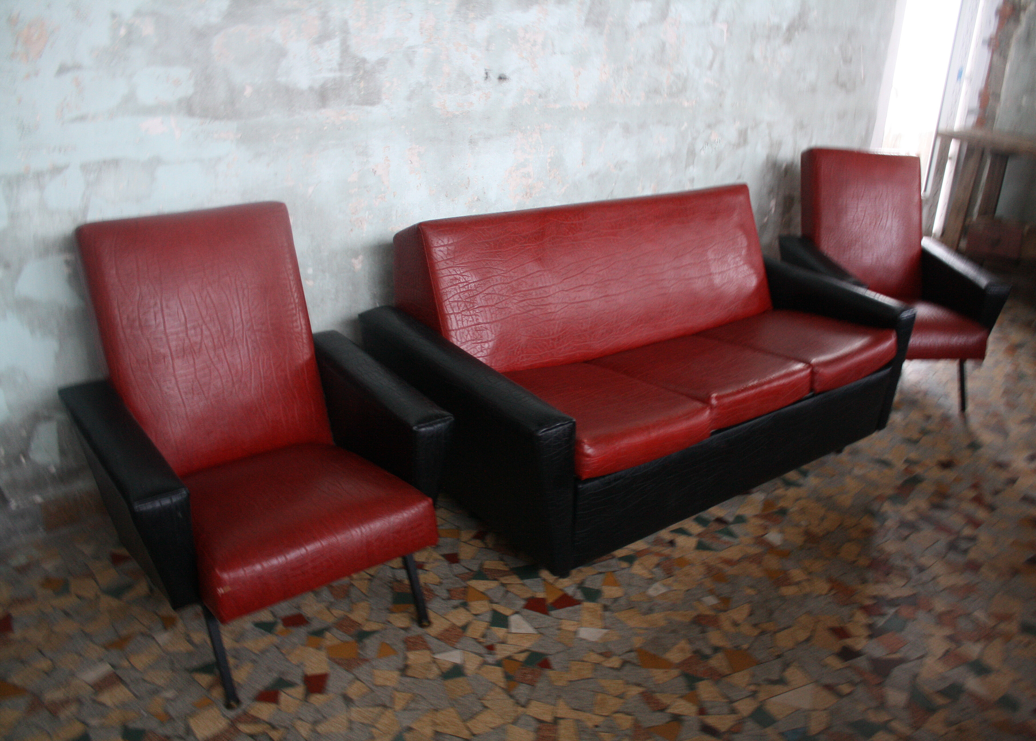 3-seater sofa and 2 rockabilly chairs in red and black skai