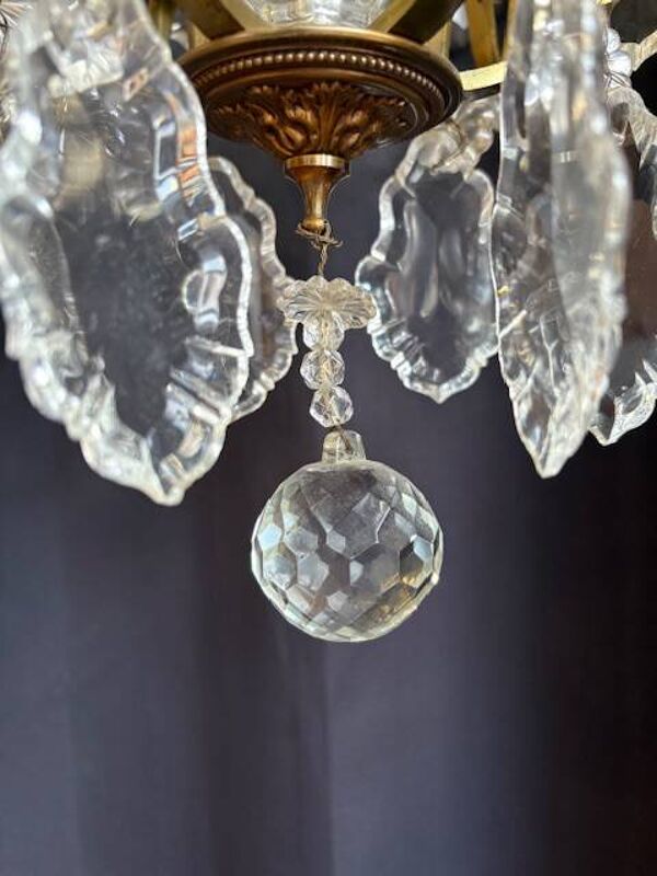 Lustre ancien à pampilles en verre et bronze doré – 6 bras – style Louis XV