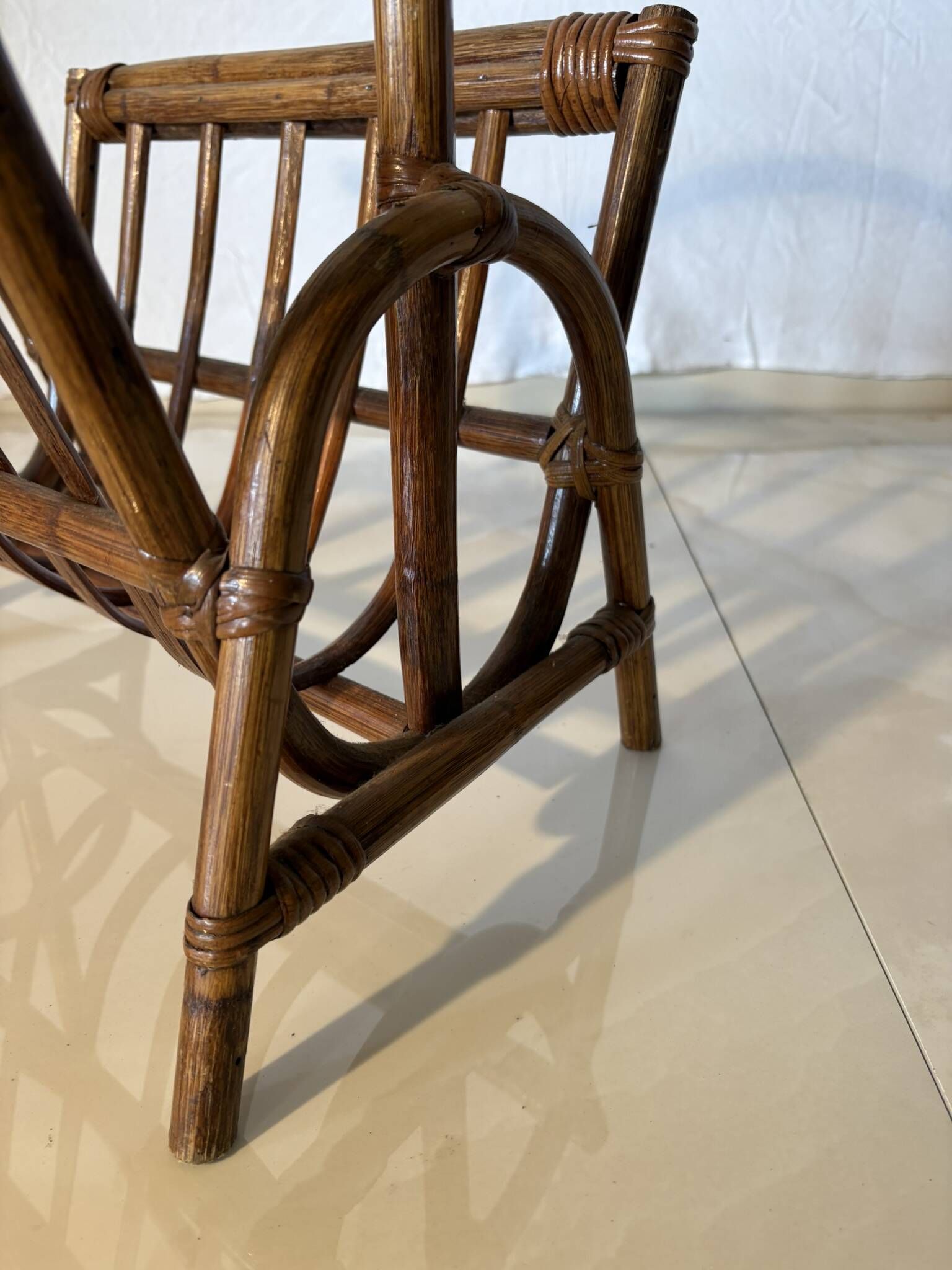 Vintage rattan magazine rack – natural curves and bohemian spirit