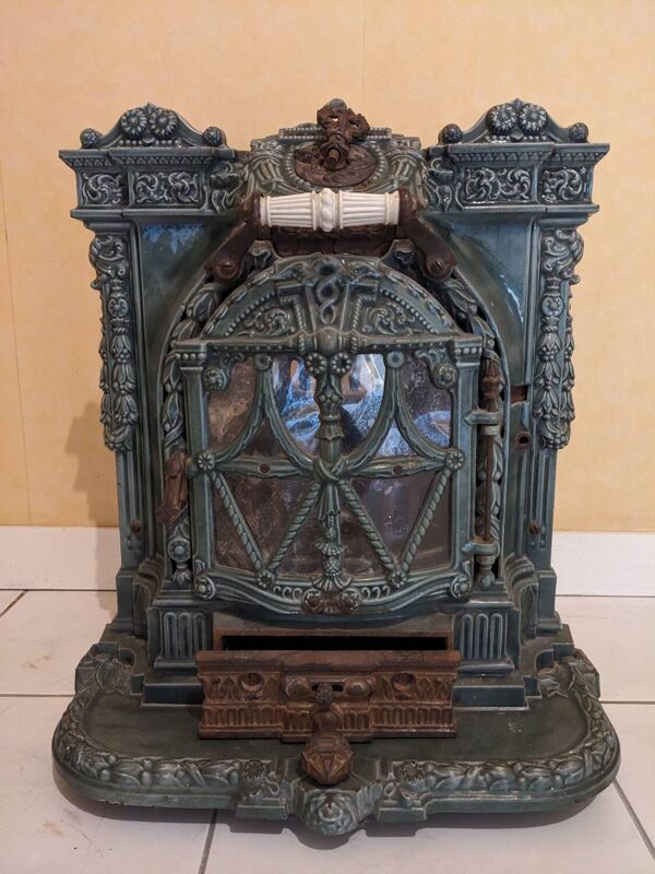 Poêle mobile en fonte modèle ''la chatte'' conçu par l’ingénieur français Edmond Chaboche en 1883