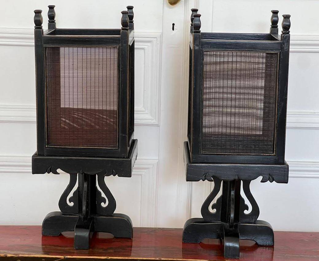 Deux lanternes chinoises en bois noires