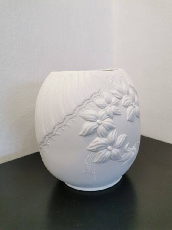 Vase en biscuit blanc signé Kaiser  M FREY Kaiser ( Germany)