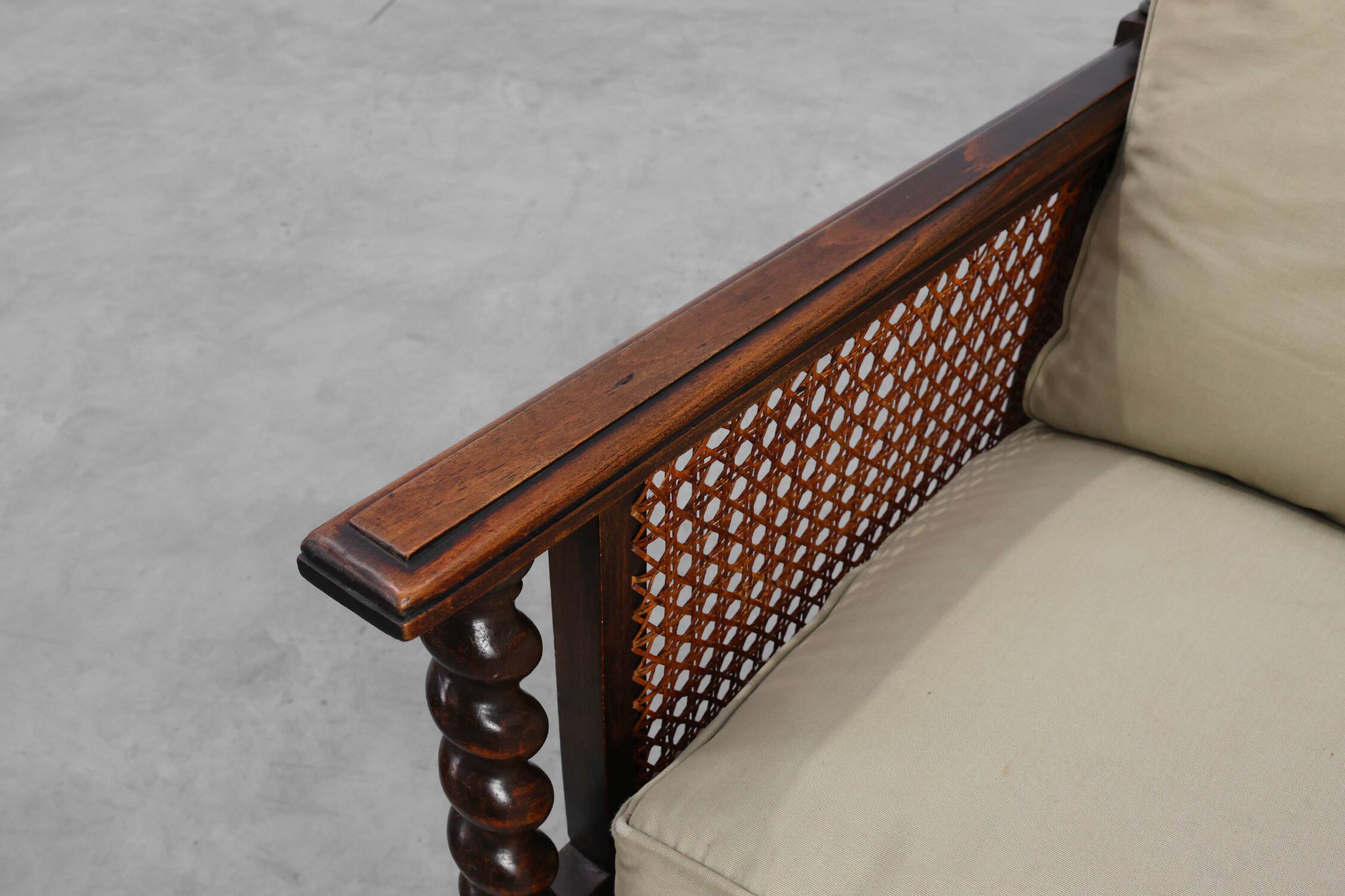 Paire de fauteuils en chêne anglais antique et en rotin avec des détails torsadés, Royaume-Uni c