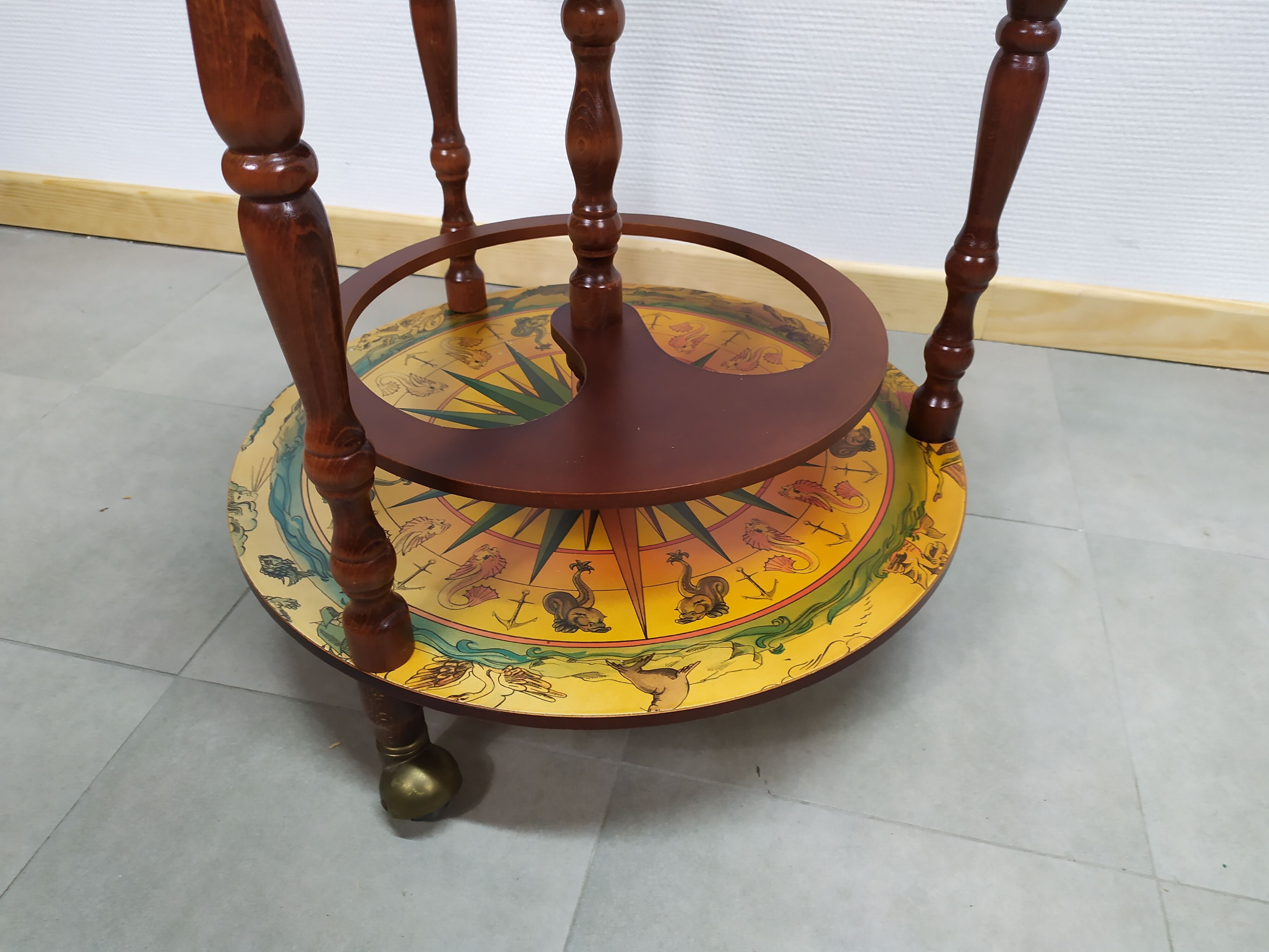 Meuble bar globe en bois sur roulette