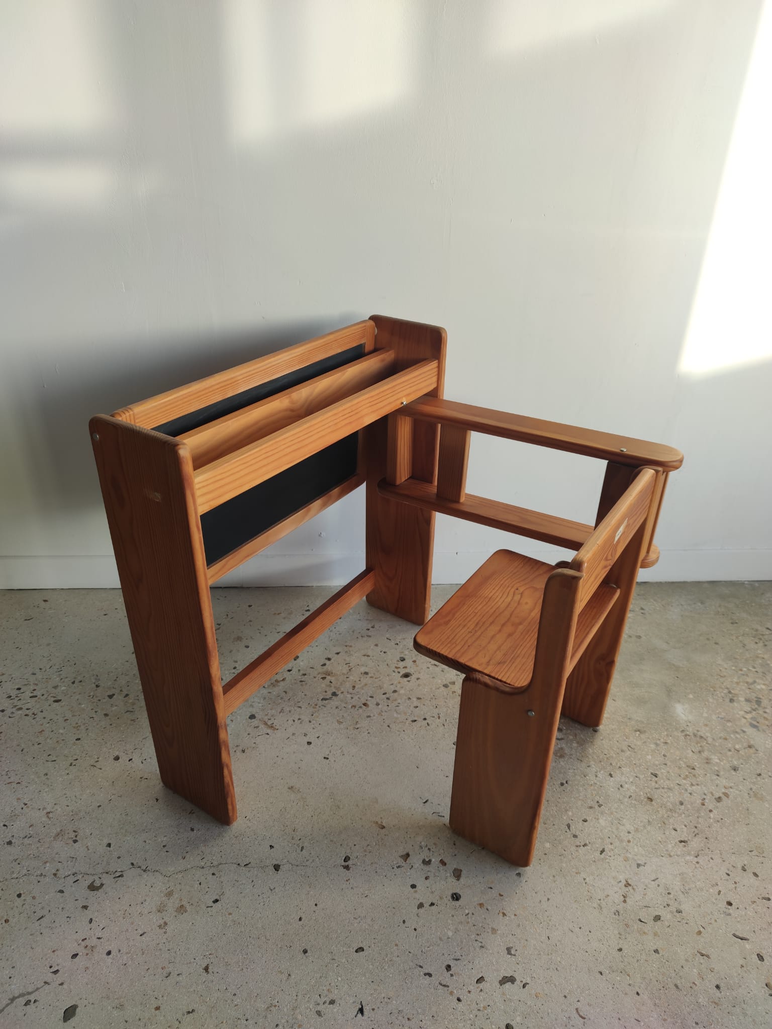 Foldable pine children's desk