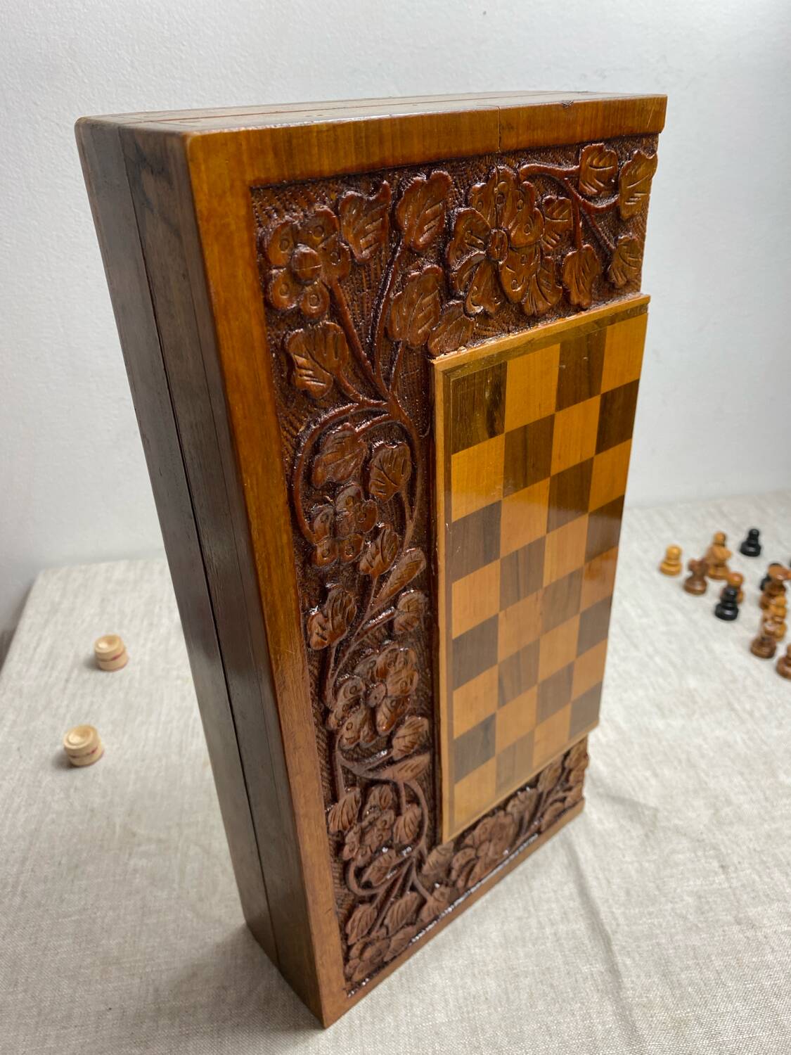 Chess and backgammon set in carved wood and marquetry