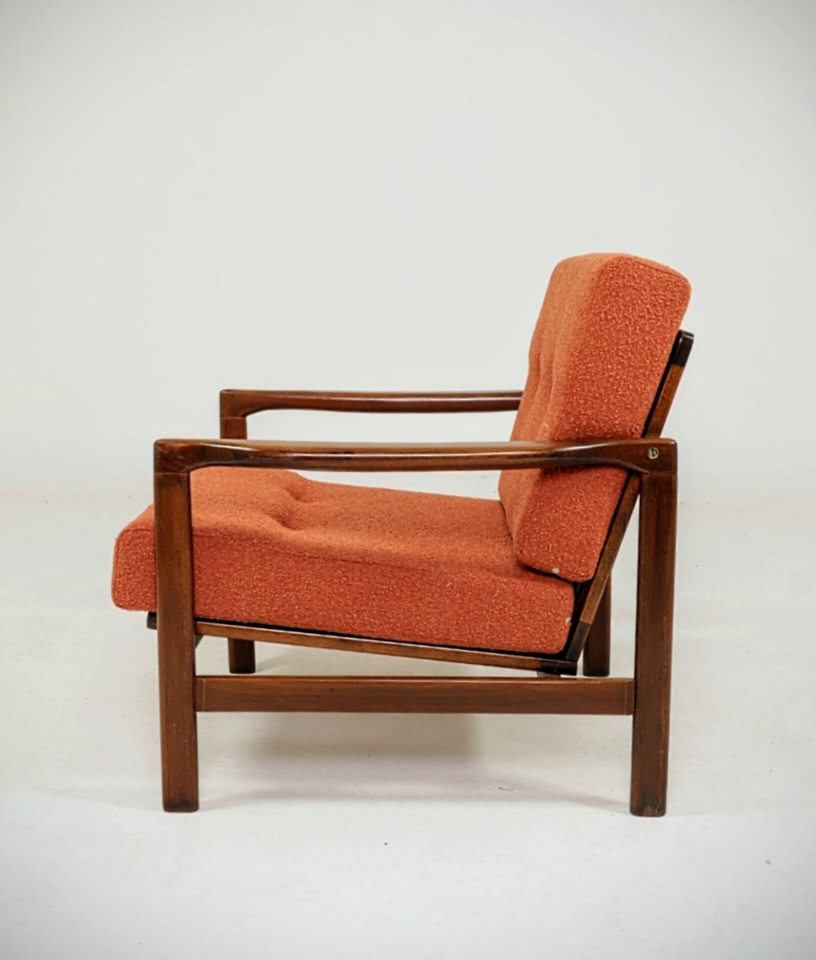 Modern long chair terracotta bouclé