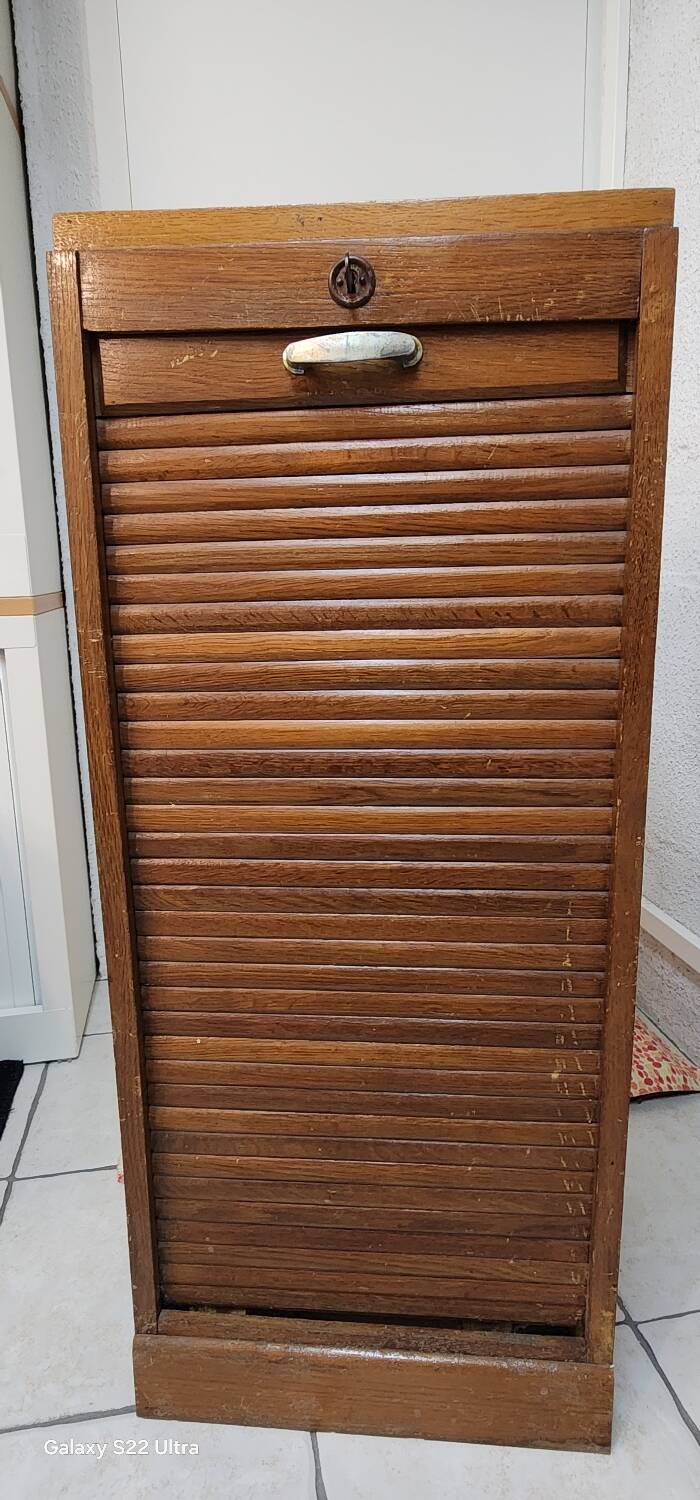 Curtain cabinet
