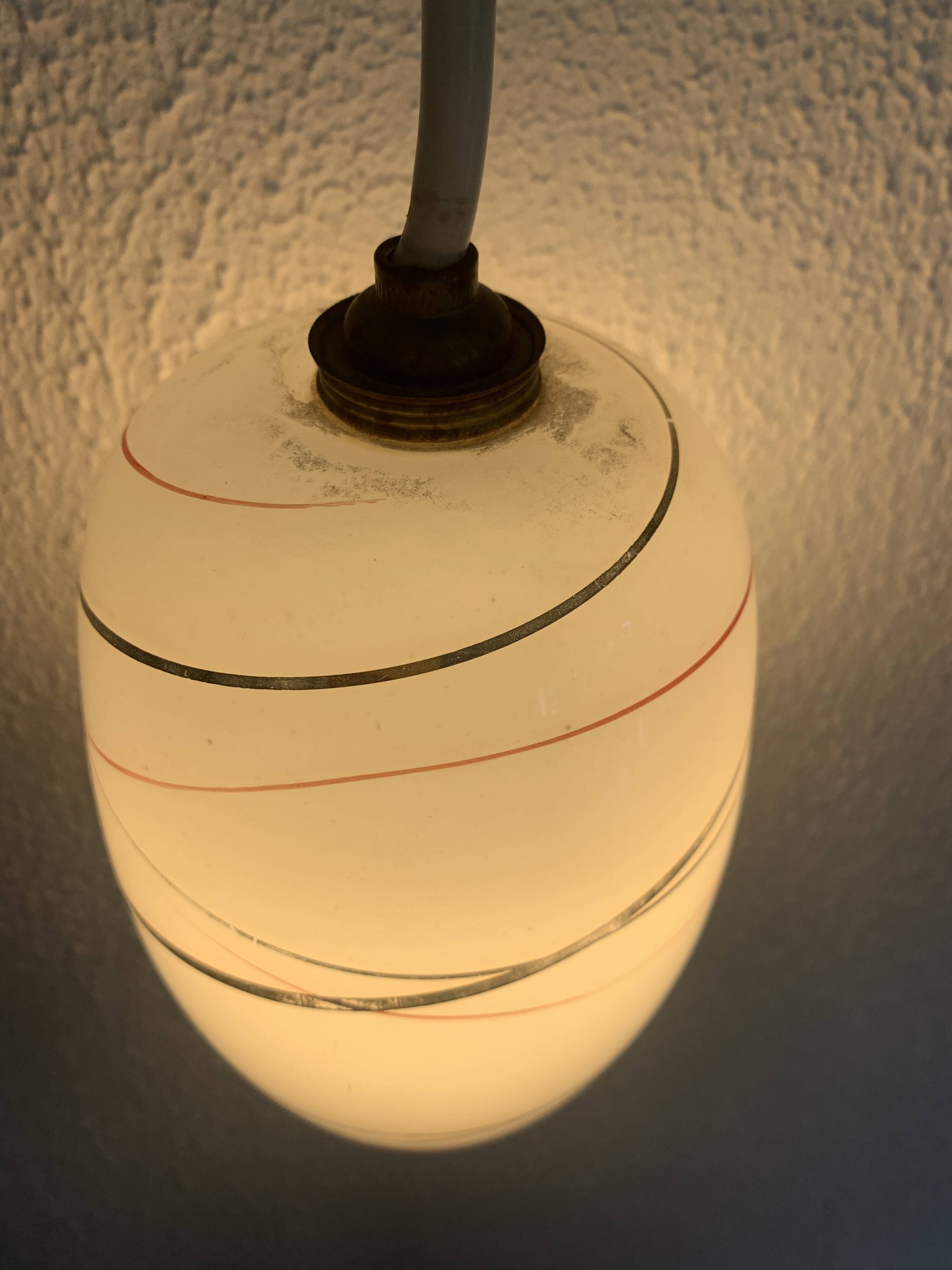 Suspension vintage 1960 opaline rouge et doré lustre - 16 x 11 cm