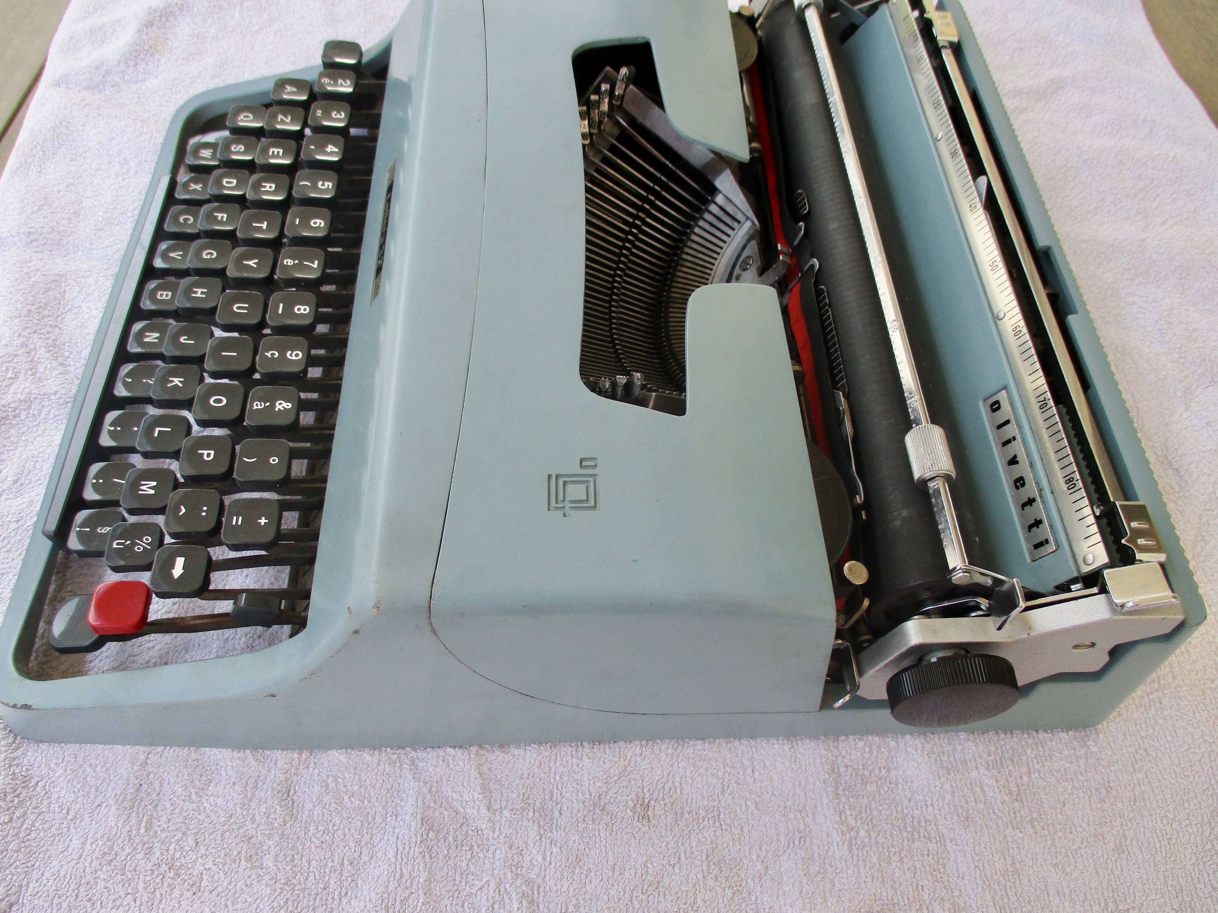 Typewriter, olivetti lettera 32