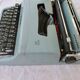 Machine à écrire olivetti lettera 32