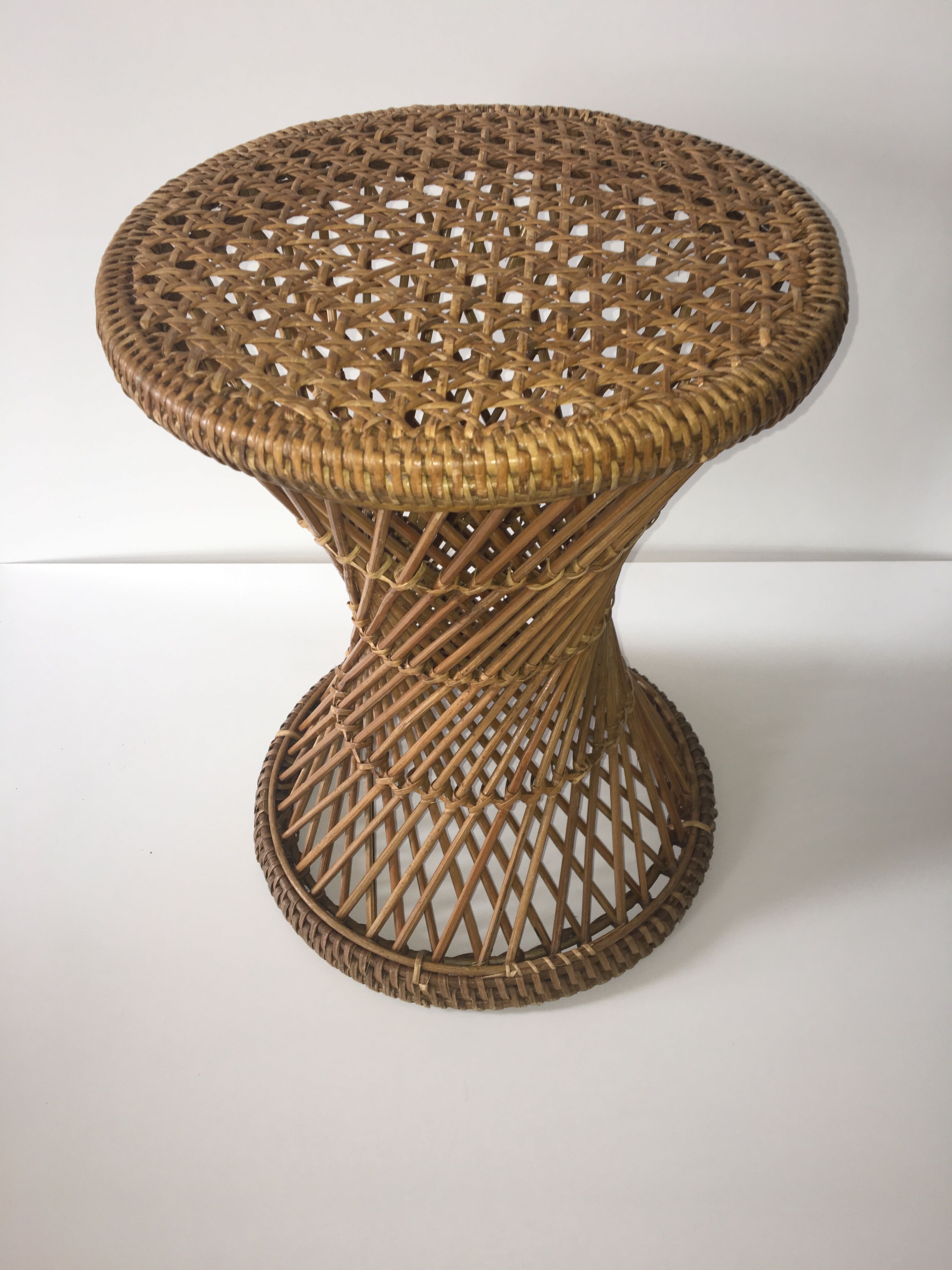 Tabouret en rotin et osier de forme diabolo