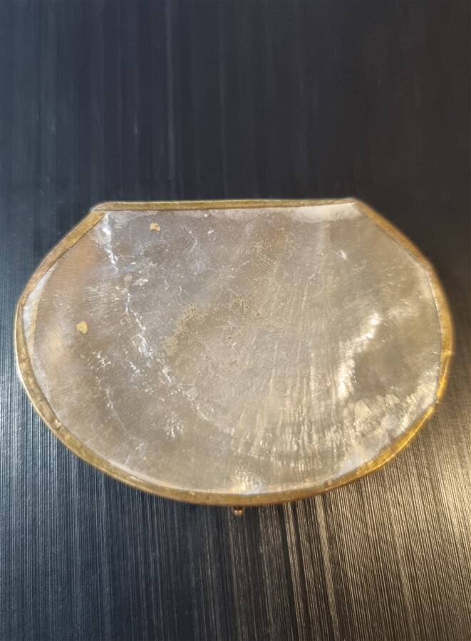 Mother-of-pearl pillbox
