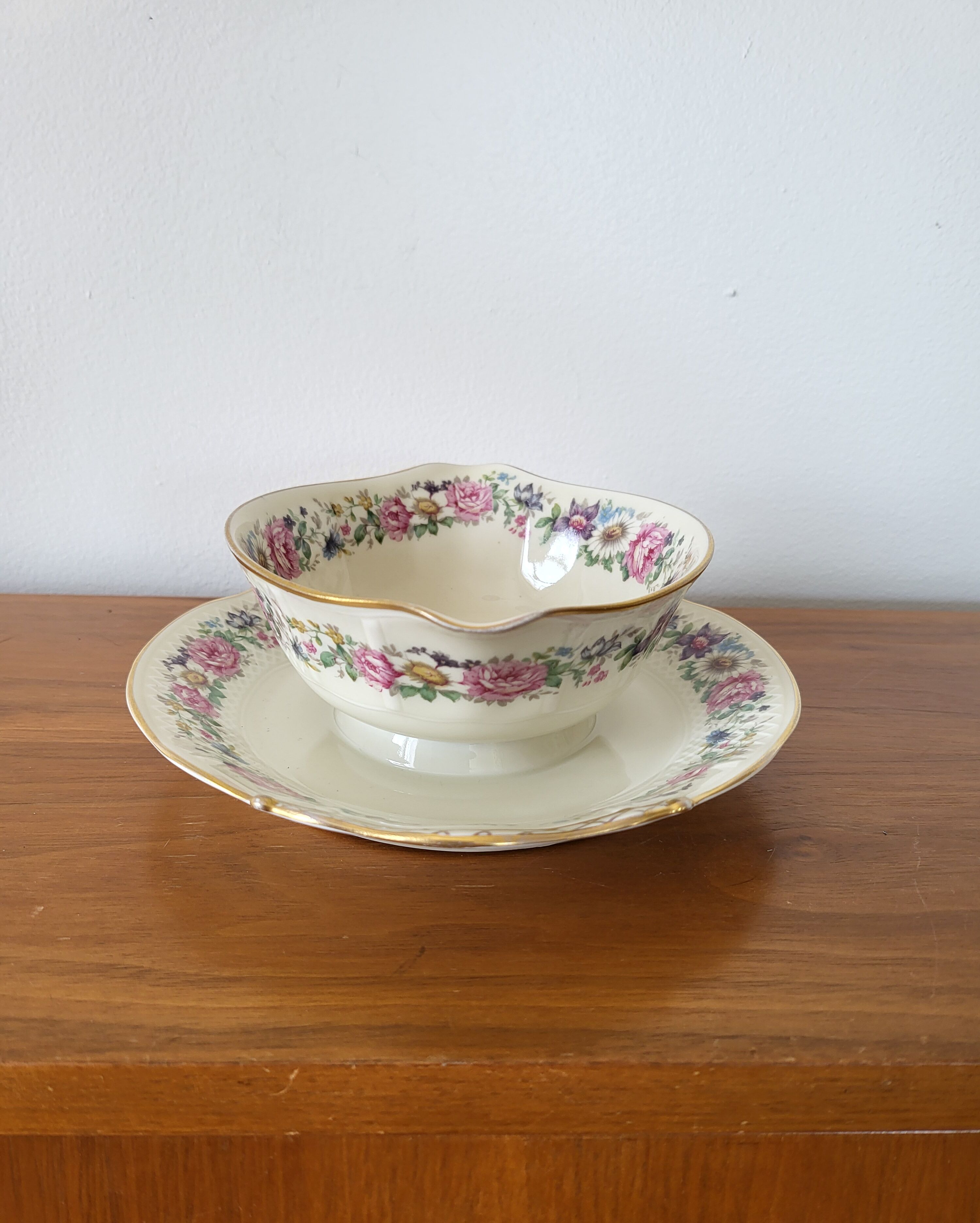 Limoges Bernardaud. Sauce boat in porcelain with floral decorations.
