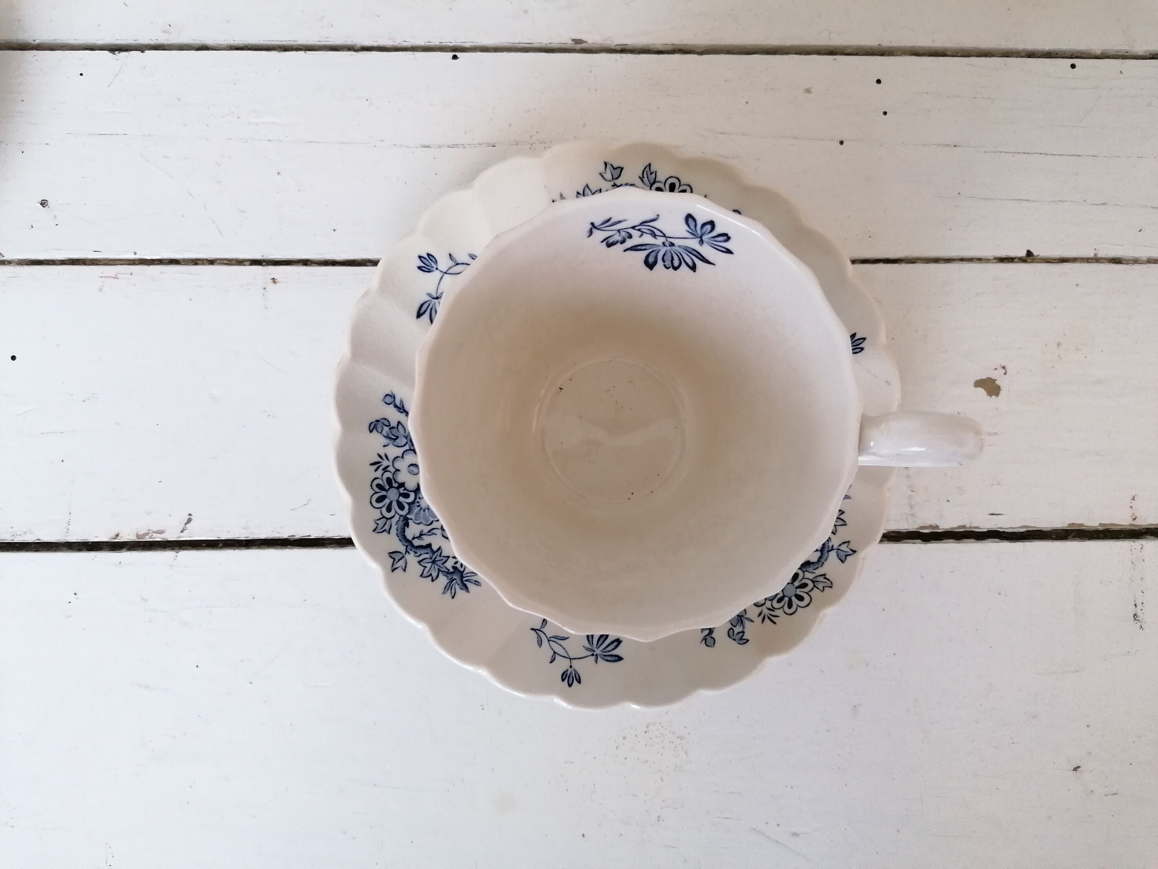 Set of 4 cups and saucers in English earthenware