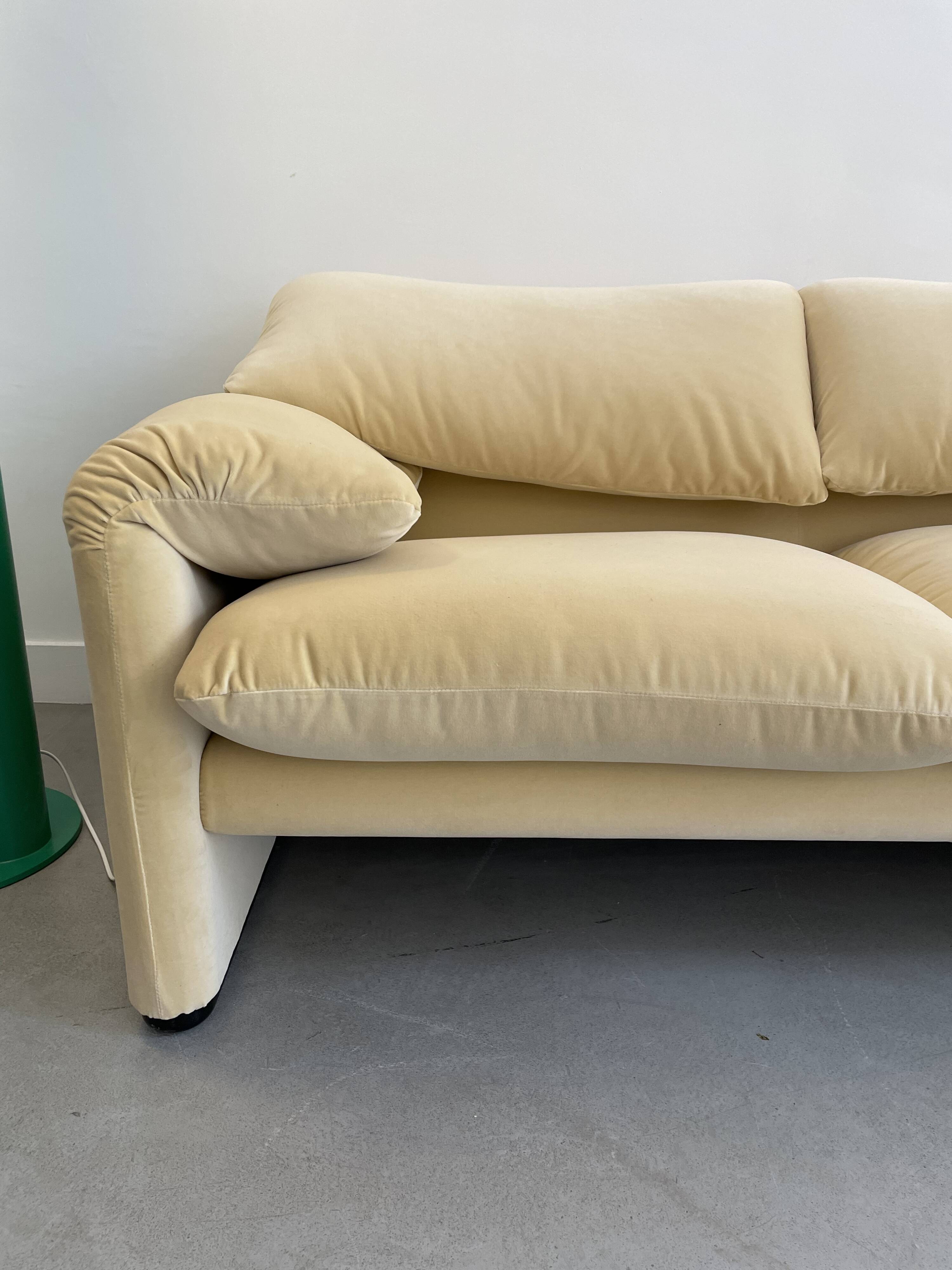 Maralunga 2-seater sofa by Vico Magistretti for Cassina