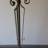 Lampadaire en fer forgé laqué vert et or.