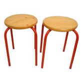 Paire de tabourets, pieds laqués rouge & assise bois 1980'