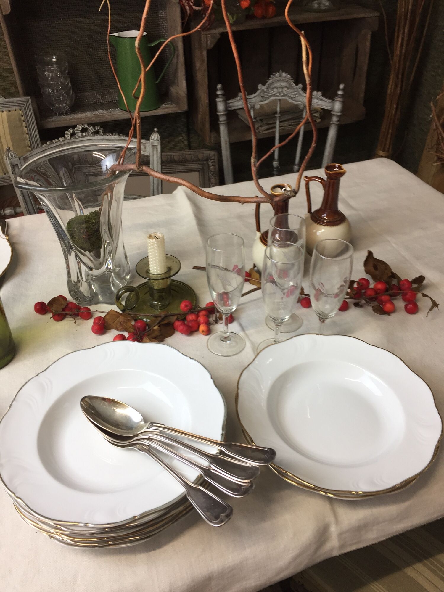 Hollow porcelain plates of pure white and gold