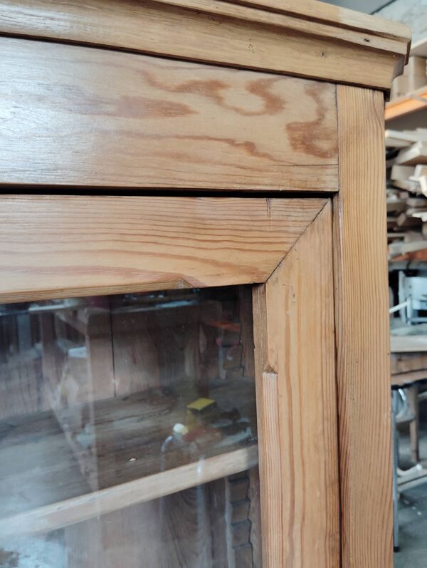 Vitrine anglaise en vieux pin