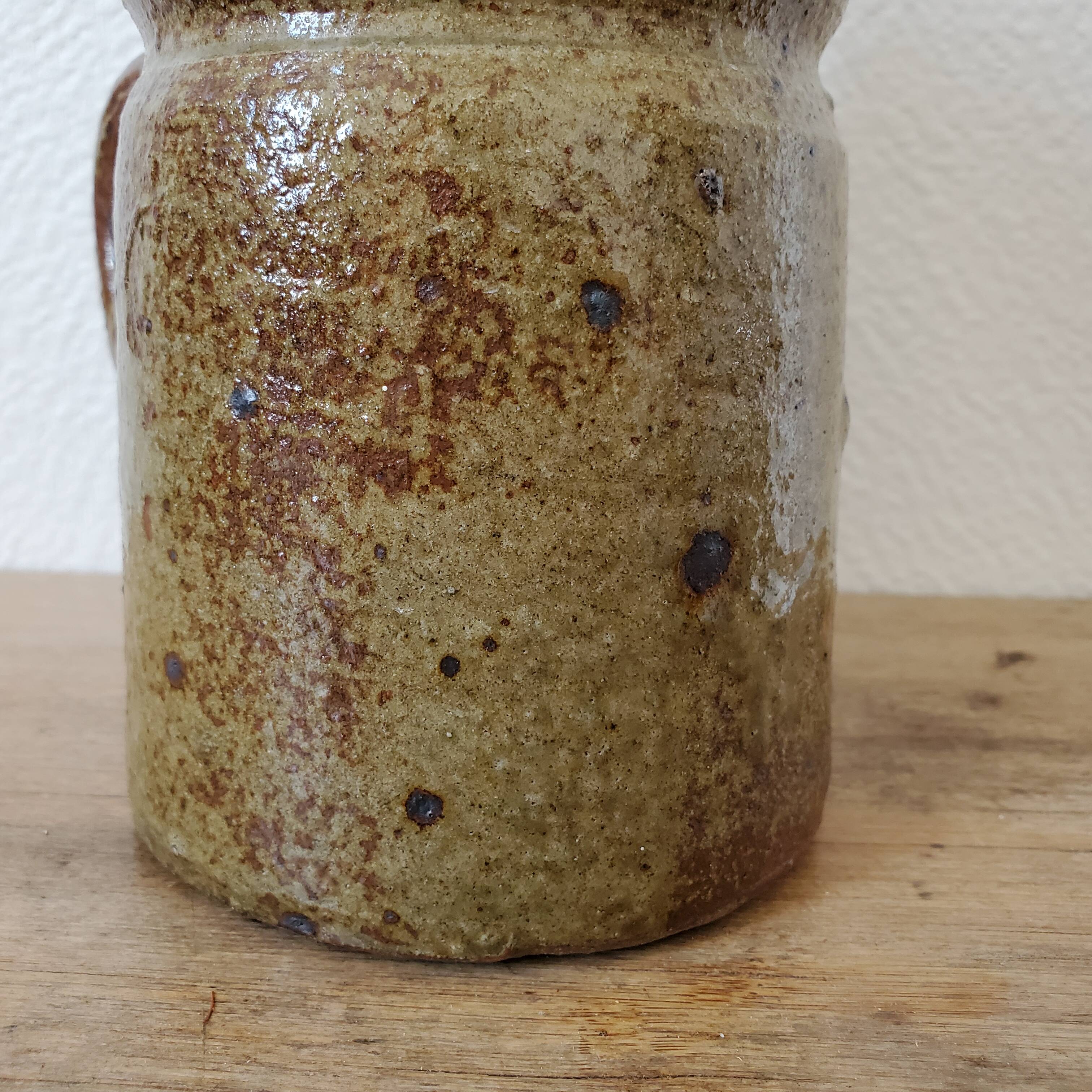 Pitcher vase in sandstone pyrity