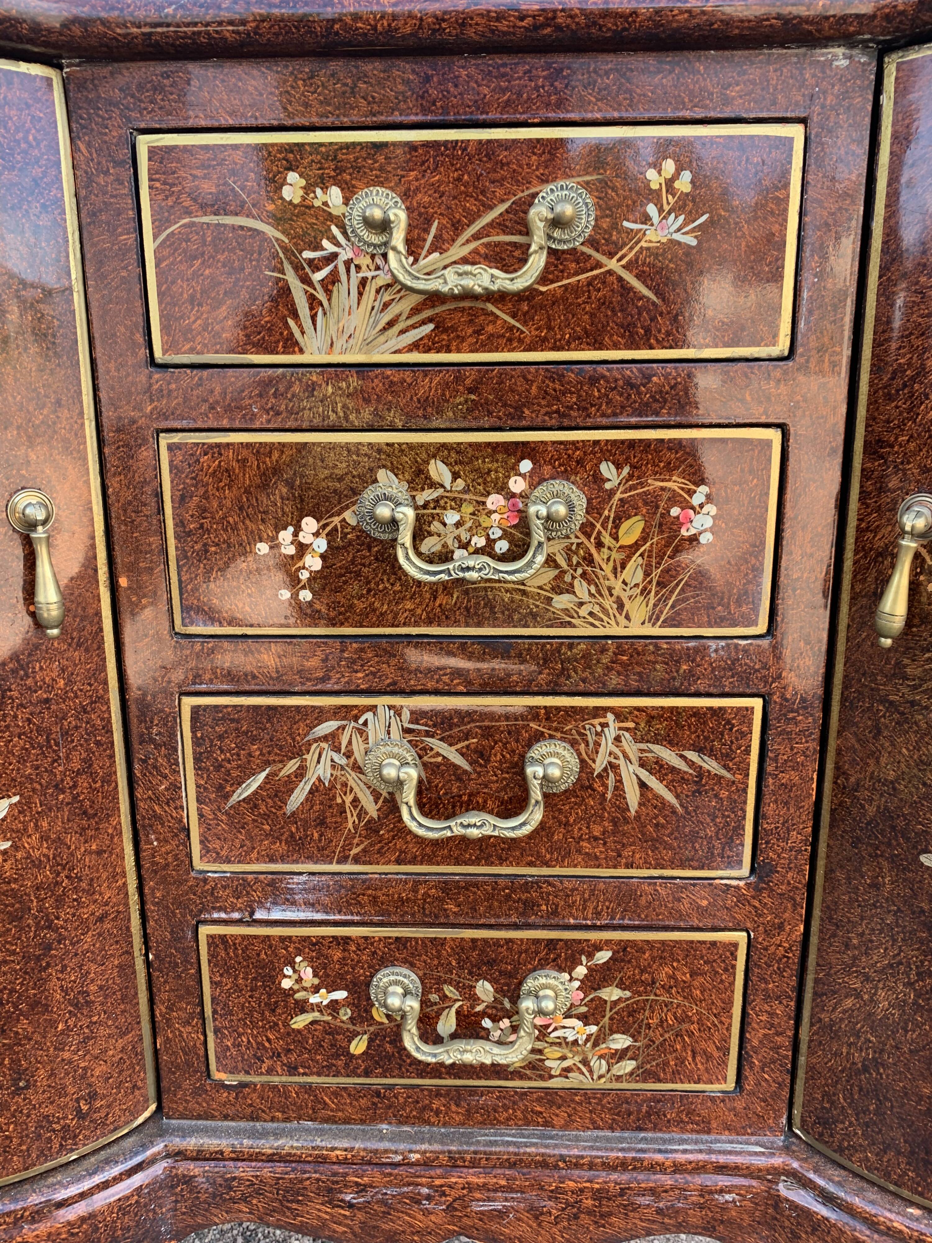 Venetian chest of drawers