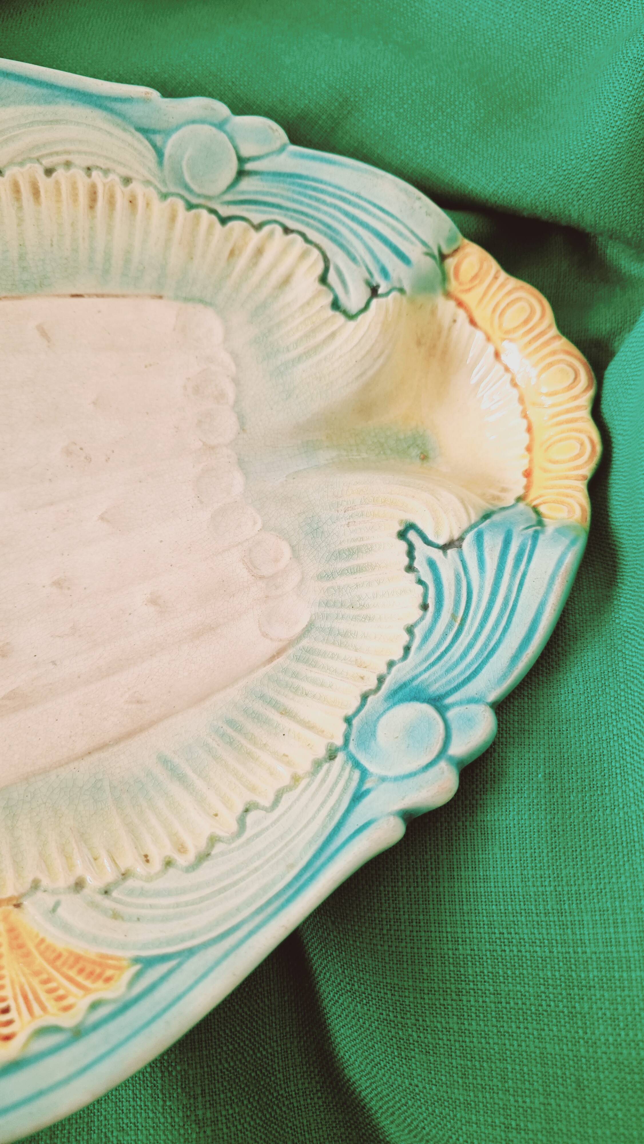 Rare and exquisite oval asparagus dish in Barbotine earthenware (majolica).