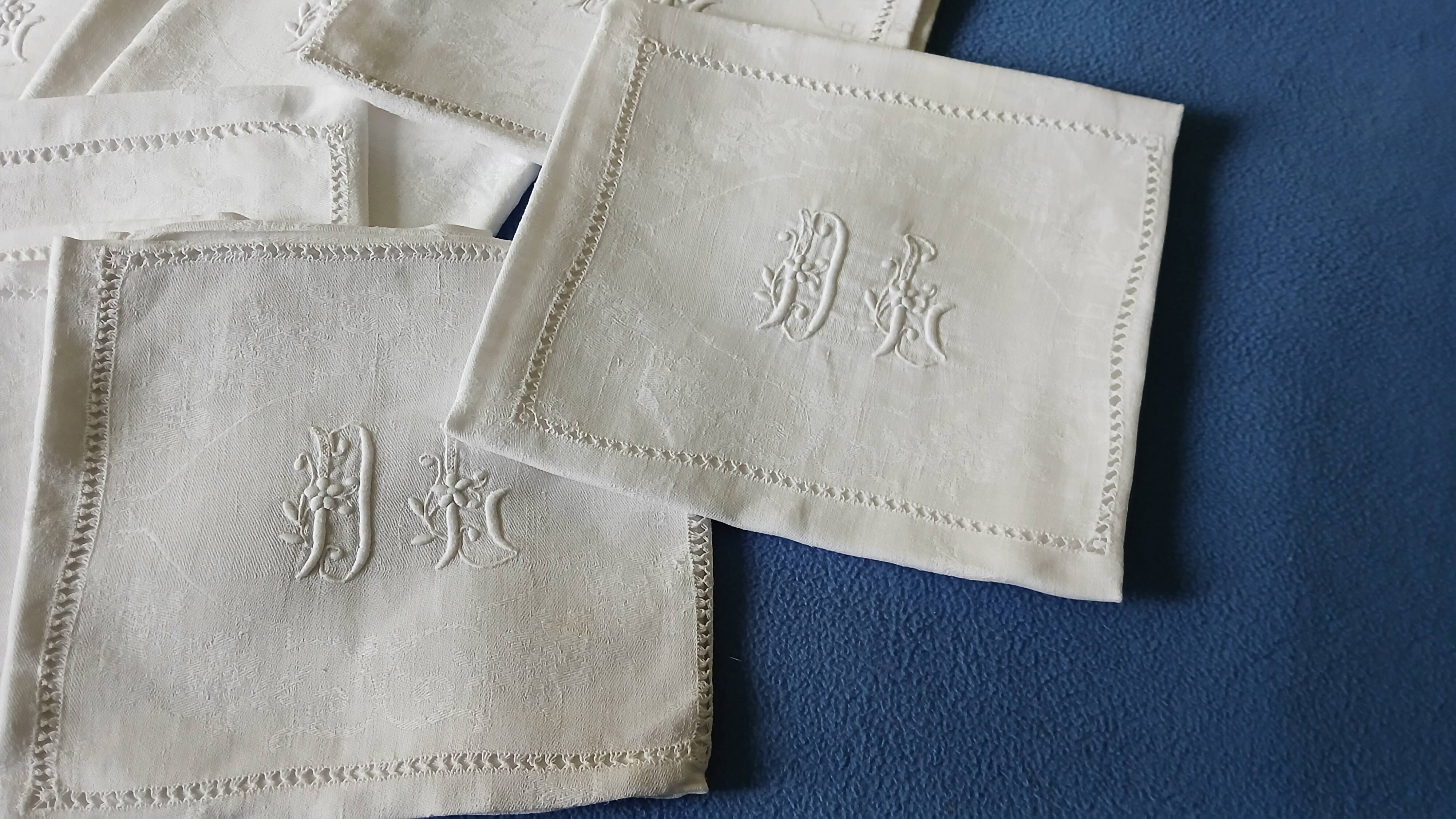 Nappe ancienne brodée et 12 serviettes