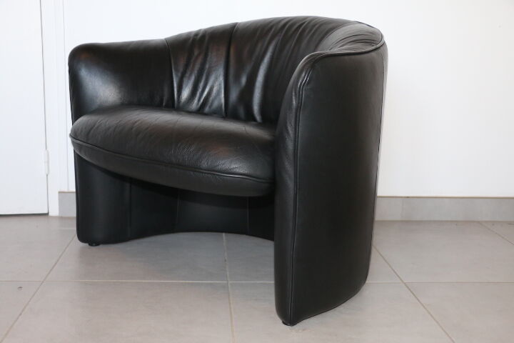 2 armchairs swann black leather