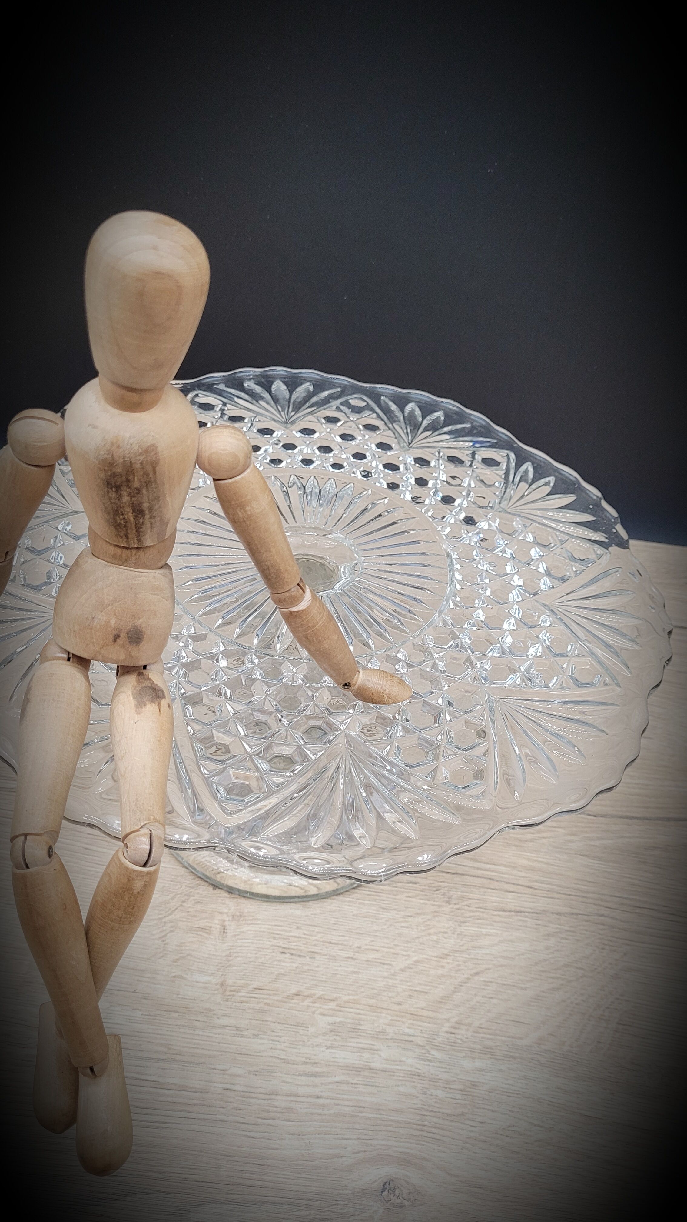 Pie dish or cake on foot transparent molded glass
