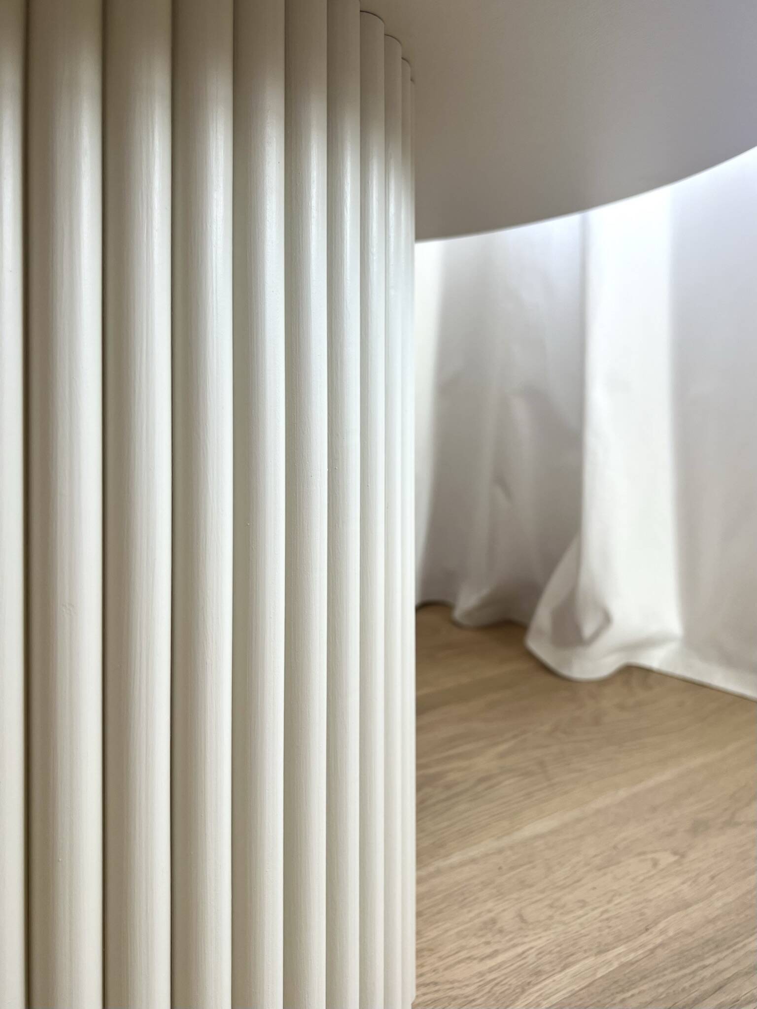 Table basse ronde cannelée beige clair