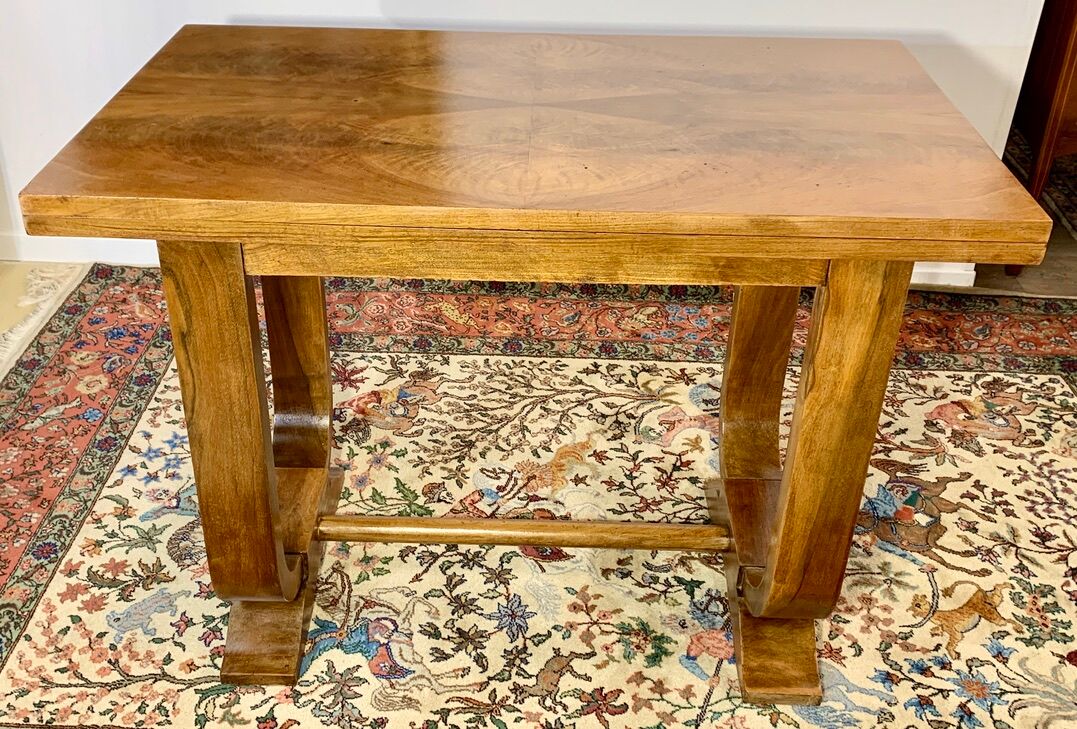 Table époque art déco à plateau ouvrant loupe de noyer