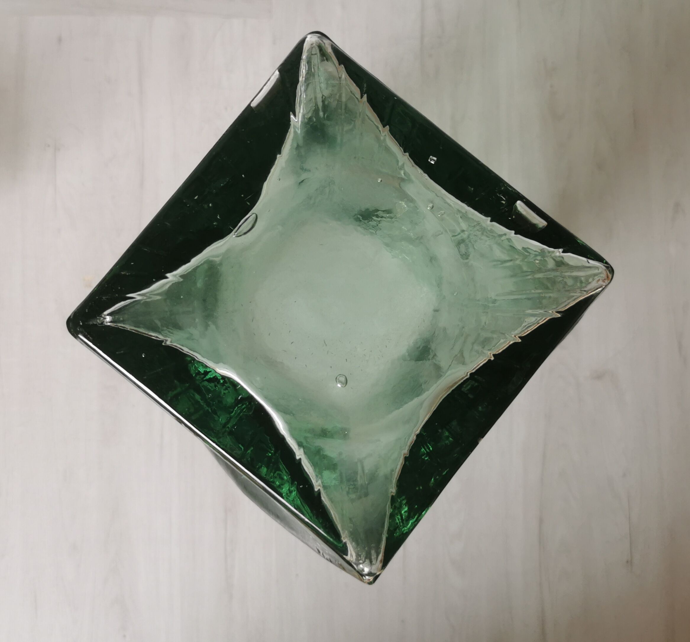 Vase design verre torsadé